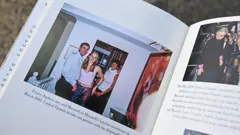 Una foto del príncipe Andrés abrazando a Virginia Giuffre, víctima de tráfico sexual.