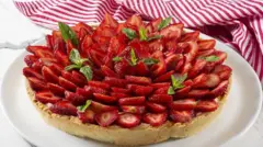 Пирог со свежей клубникой