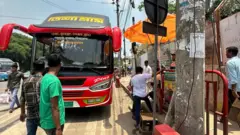 যেসব বাস কাউন্টার টার্মিনালের ভেতর চলে যাওয়ার কথা ছিল, সেগুলো এখনো ঢাকার সড়কগুলোয় কাউন্টার বসিয়ে যাত্রী ওঠানামা করছে