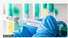 Aworan ọwọ to mu abẹrẹ ajẹsara Diphtheria dani