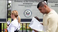 Fila de solicitantes de vistos americanos no lado de fora da Embaixada dos Estados Unidos na capital da Colômbia, Bogotá