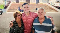 Andry Hernández e seus pais