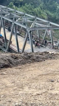 Belum ada perbaikan pascabanjir, warga swadaya bangun jembatan