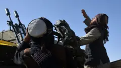 دو جنگجوی طالبان با سامانه دفاع هوایی ز یو ۲۳-۲ در ولسوالی اسپین بولدک-قندهار،‌ ۱۵ اکتوبر 