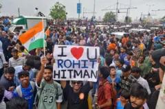 टीम इंडियाच्या स्वागतासाठी जमलेली गर्दी 