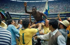 Pelé celebra no estádio Azteca sua terceira conquista de Copa do Mundo, em 1970