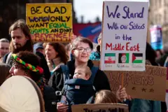 Miembros del público participan en una marcha para conmemorar el Día Internacional de la Mujer el 8 de marzo de 2026 en Edimburgo, Escocia.