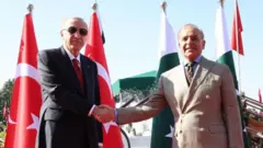 পাকিস্তানের প্রধানমন্ত্রী শাহবাজ শরীফের সাথে তুরস্কের প্রেসিডেন্ট রেচেপ তায়িপ এরদােয়ান