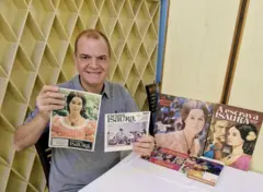 Mauro Alencar, doutor em Teledramaturgia pela USP, com livros e discos da 'Escrava Isaura'
