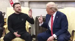 O presidente dos EUA, Donald Trump, recebe o presidente ucraniano, Volodymyr Zelensky, no Salão Oval da Casa Branca, em Washington, em 28 de fevereiro de 2025. Zelensky fala e levanta a mão direita ao gesticular. Trump ergue o dedo enquanto fala ao mesmo tempo que Zelensky.