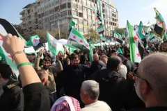 سوريون في حماة يحتفلون بمرور عام على سقوط نظام الأسد.