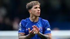 Ɗanwasan tsakiya na Argentina Enzo Fernandez 