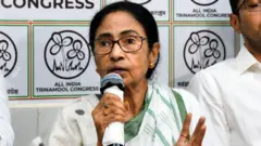 పశ్చిమ బెంగాల్, తృణమూల్ కాంగ్రెస్, మమతా బెనర్జీ, బీజేపీ, పార్టీ ఫిరాయింపులు