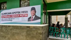 Warga antre untuk melakukan pemeriksaan kesehatan mereka di Klinik Koperasi Desa Merah Putih, Desa Cangkuang Wetan, Bandung, Jawa Barat, Kamis (15/5/2025). 