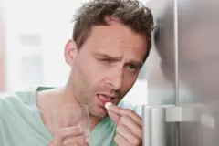 İlaç içen bir adam