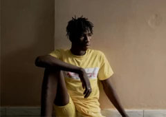 Adama Sarr chez lui au Sénégal 