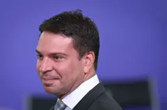 Alexandre Ramagem olhando para o lado