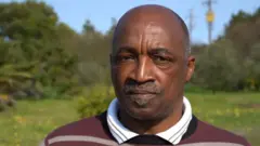 ማርቲነስ ፍረደሪክስ ካምቻን ጎልፎን ተኸዲኑ ናብ ካሜራ ይጥምት