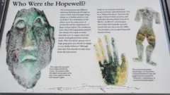 Exibição de ilustrações de artefatos da cultura Hopewell