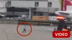 லண்டன் விமான நிலையத்தில் டாக்ஸிவேவில் ஓடிய நபர் 