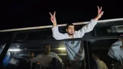 وصل سجناء فلسطينيون مُفرج عنهم برفقة فرق من الصليب الأحمر الدولي إلى مدينة غزة، غزة، في 27 فبراير 2025. نُقلو المُفرج من سجن عوفر إلى المستشفى الأوروبي لتلقي العلاج.