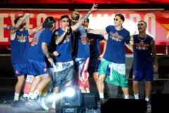 Pedro Porro, Fabián Ruiz y sus compañeros de la selección española celebran en el escenario durante el desfile del trofeo de la Copa Mundial de la FIFA 2026, el 20 de julio de 2026 en Madrid, España.