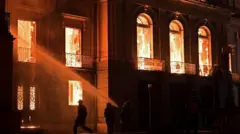 Bombeiros tentam apagar fogo no Museu Nacional