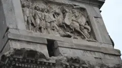 Поврежденная часть монумента