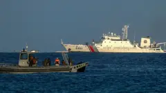 Una lancha rápida de la Infantería de Marina filipina patrulla frente a la costa de la isla Thitu, bajo dominio filipino, mientras un buque de la Guardia Costera china se aproxima, en el disputado Mar de China Meridional, el 3 de mayo de 2026. La isla Thitu, bajo dominio filipino, también conocida como Pagasa, forma parte del archipiélago de las Spratly en el Mar de China Meridional.
