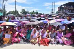 ধর্ষণের শিকার স্কুলছাত্রীর জন্য ন্যায় বিচার চেয়ে রাস্তায় নেমেছেন নারীরা। 