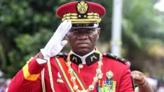 Le général Brice Clotaire Oligui Nguema, en uniforme militaire officiel et gants blancs, fait le salut.