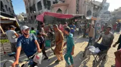 فلسطينيون في أحد أسواق خانيونس