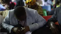 Awọn olujọsin kan ni ile ijọsin wọn