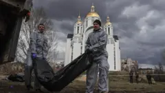 Эксгумация тел в Буче, апрель 2022 года