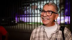 Marcelo, senhor idoso de pele morena, bigode e cabelos brancos