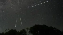 imagem de céu estrelado e com asteroides