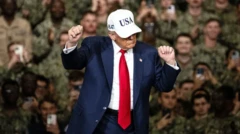 ترامب يرتدي بدلة سوداء ورابطة عنق حمراء وكاب أبيض عليه كلمة الولايات المتحدة ويرقص وخلفه جنود أمريكيين