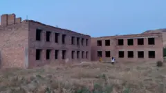 Сокулуктун Жыламыш айылындагы мамлекетке кайтарылган мектептин курулуп бүтпөгөн имараты