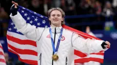 Ilia Malinin comemora após receber a medalha de ouro na patinação artística por equipes dos Jogos Olímpicos de Inverno de 2026