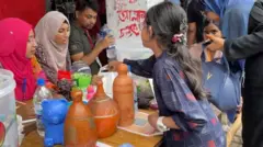 ছোট-বড় সব বয়সী মানুষ বন্যার্তদের ত্রাণ তহবিলে অর্থদান করেছে