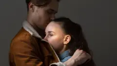 روانپوهان وايي، د ملګرو او شریکانو د له لاسه ورکولو وېره د پالونکو، والدینو او ماشوم ترمنځ له لومړنیو اړیکو رامنځته کېږي.