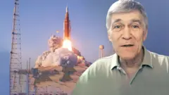 Астроном Сурдин на фоне взлетающей ракеты "Артемида"