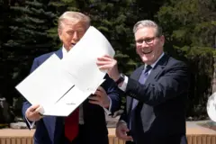 O presidente dos EUA, Donald Trump, e o primeiro-ministro britânico, Keir Starmer, seguram um acordo comercial assinado durante uma reunião na cúpula do G7, em Kananaskis, Alberta, Canadá, em 16 de junho de 2025
