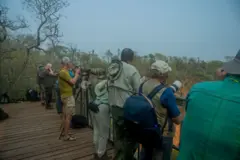 Turistas observam animais no Buraco das Araras, no Pantanal sul-mato-grossense