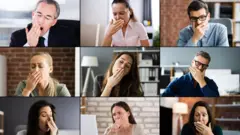 مجموعة من الموظفين يتثاءبون خلال اجتماع افتراضي