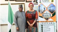 Adari ileeṣẹ amunawa lorilẹde Togo; Débo- K'mba Barandao lo wa lapa osi, nigba ti Jennifer Adighije, ọga agba Niger Delta Power Holding Company, wa lapa ọtun.