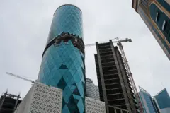 مبنى مستهدف بطائرة مسيرة في المنامة عاصمة البحرين