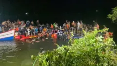 پلیس می‌گوید این قایق به دلیل ازدحام بیش از حد واژگون شده است