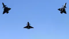 Покистон армияси J-10CE қирувчи учоқлари байрам куни пойтахт Исломобод осмонида парвоз қилмоқдалар 