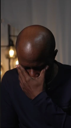 Richard Itoro tẹriba, o n fi ọwọ boju